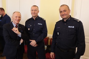 Na zdjęciu uczestnicy konferencji - dwóch umundurowanych policjantów i autor programu „PaT” Grzegorz Jach.