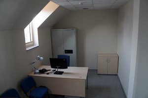Pomieszczenie biurowe wewnątrz posterunku