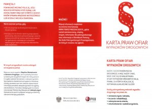 policjant siedzi przy biurku
